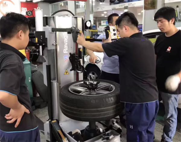 胎輪汽配供貨中心 一站式供應(yīng)鏈引擎，賦能快修快保店駛?cè)氚l(fā)展快車道